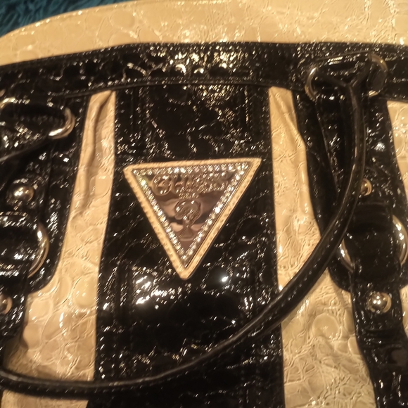 Guess purse - Picture 2 of 8